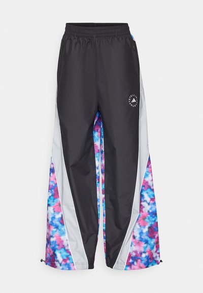 Mustat urheiluhousut leveillä lahkeilla, joissa on värikkäät neckerchen-henkiset sivupaneelit pinkillä ja sinisellä, joustava vyötärö ja logotiedot.