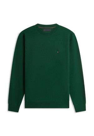 Mørkegrønn genser med klassisk rund hals, ribbestrikkede mansjetter og kant, med en liten logodetalj på brystet.