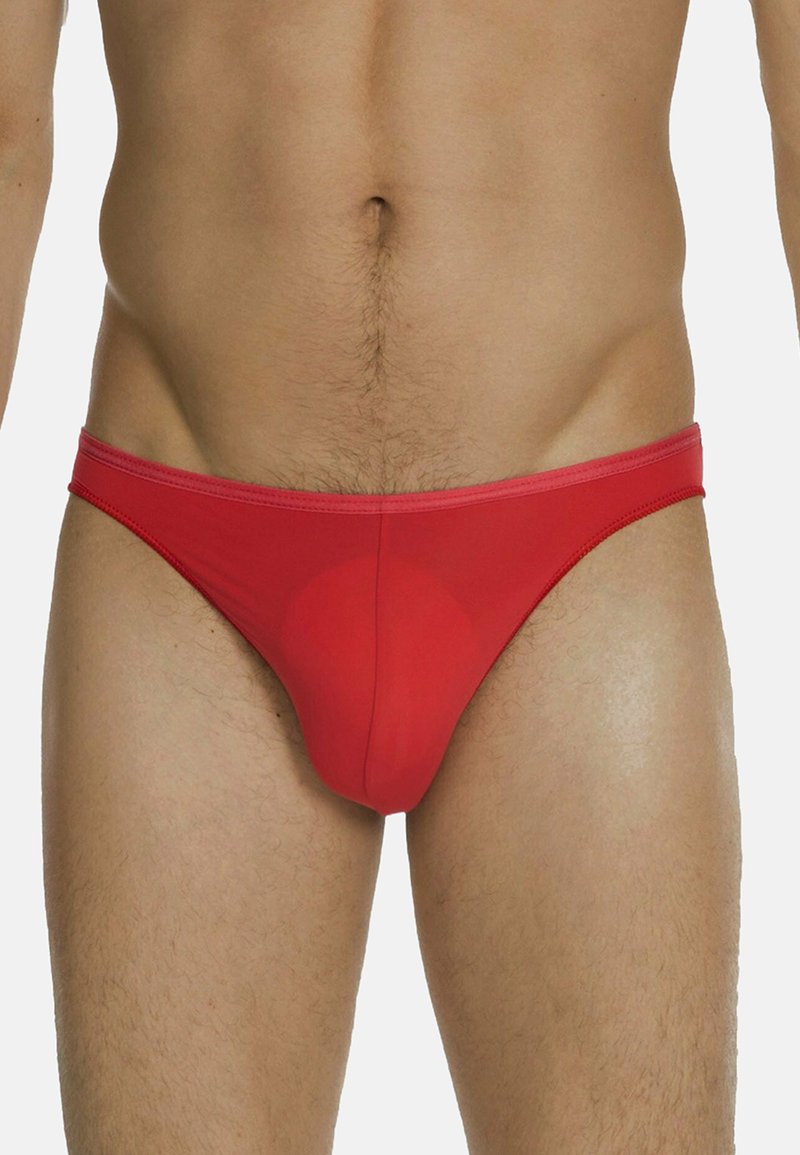 Costume da bagno rosso in tessuto morbido, con design a vita bassa, fascia elastica in vita e copertura minima. Senza motivi o accenti visibili.