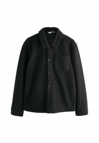 Čierna fleecová bunda s prednými patentnými gombíkmi, golierom, dvoma bočnými vreckami a jedným náprsníkovým vreckom na bielom pozadí.