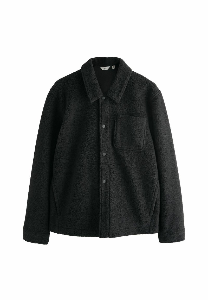 Čierna fleecová bunda s prednými patentnými gombíkmi, golierom, dvoma bočnými vreckami a jedným náprsníkovým vreckom na bielom pozadí.