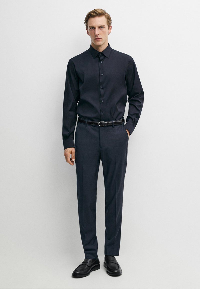 dark blue dress shirt black pants Massimo Dutti SLIM FIT STRETCH - Formal shirt The expandable collar adds