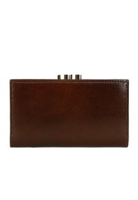Portafoglio a tracolla in pelle marrone con una texture liscia, caratterizzato da una forma rettangolare elegante e una chiusura metallica sulla parte superiore.