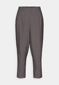 Pantalon gris sur mesure avec taille haute, passants de ceinture, plis à l’avant et coupe droite.