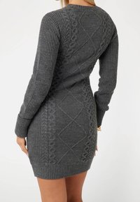 Graues gestricktes Kleid mit geripptem Muster, Zopfmuster und einem figurbetonten Design mit langen Ärmeln und rundem Ausschnitt.