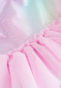 Rožnati tkanina iz tila z volančki, obložena na svetlečem, irizirajočem ozadju s srebrnimi pikčastimi vzorci. Mehka in teksturirana površina.