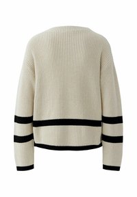 Gestrickter Pullover in Creme mit schwarzen Streifen. Hat eine lockere Passform, weite Ärmel und gerippten Stoff. Die Rückansicht zeigt die gestreiften Details.