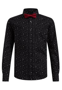 Camisa negra de botones con pequeños patrones geométricos multicolor y una corbata de moño roja. Presenta un bolsillo en el pecho izquierdo y mangas largas.