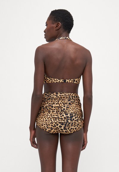 Luipaardprint bikini met een halternek en een hooggetailleerde broek. Gladde stof met een geplooide textuur, met zwarte hardware op de rug.