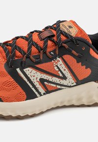 New Balance FRESH FOAM GAROÉ - Trail tekaški čevlji - orange