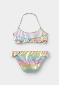 Ensemble de bikini multicolore comprenant un haut à col halter avec des volants et des bretelles ajustables, fabriqué en matériau brillant et irisé.