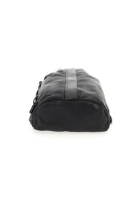 Bolsa de viaje de cuero negro con forma rectangular, textura suave y un cierre superior. Presenta un asa plana y acentos de hardware en los laterales.