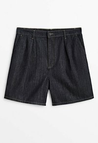 Shorts en denim bleu foncé avec une coupe décontractée, deux poches avant, passants de ceinture et fermeture à un bouton. Couture contrastante et texture lisse.