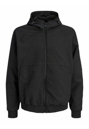 Juoda striukė su gobtuvu ir užtrauktuku, reguliuojamomis raištelėmis, ribiniais rankogaliais ir elastingu liemeniu, rodoma ant paprasto balto fono.