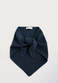 Marineblauwe geribde gebreide sjaal met een geknoopte knoop in het midden, met een driehoekige vorm en een zachte textuur. Label vermeldt "Biologisch katoen."