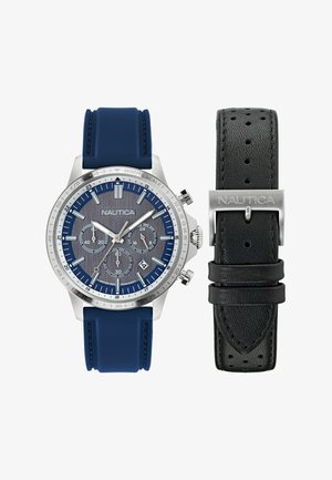 Nautica kronograafi kell koos tumesinise silikoonrihmaga ja hõbedase korpusega, millel on tekstuuriga sinine kellanäidik ja must nahkne rihm.