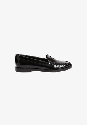 Sort, skinnende læder penny loafer med lav hæl, moc toe-syning og klassisk slip-on design.