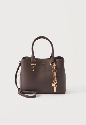 Sac à main en cuir marron foncé avec deux anses, une longue bandoulière, une quincaillerie dorée et un porte-clés chaîne suspendu à l'avant.