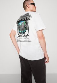 adidas Originals FLAMES - Marškinėliai su spaudiniu - white