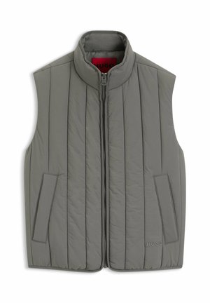 Gilet trapuntato grigio senza maniche con collo alto, cerniera frontale, due tasche laterali e logo "HUGO" sul lato inferiore destro.