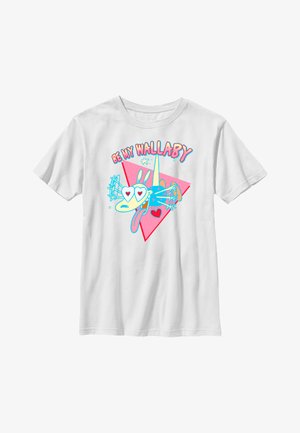 Hvid bomulds T-shirt med en tegneserie-wallaby med hjerteformede øjne, anlagt mod en pink geometrisk baggrund med farverig tekst.