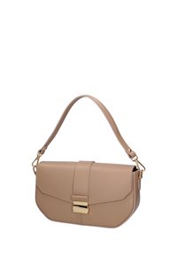 Borsa a mano in pelle beige con forma rettangolare, chiusura a patta, dettagli in metallo dorato e un manico corto singolo. Texture liscia.