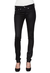 Jeans negros ajustados de tela suave, con una cintura a media altura, bolsillos frontales y detalles en tono plateado. Con tobillos ajustados.