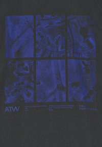 Czarna koszulka z niebieskim wzorem graficznym, zawierającym siatkę, elementy tekstowe oraz powietrzne zdjęcia szczegółów terenu.