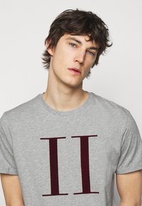 Les Deux ENCORE T-SHIRT - T-shirt estampada - grey