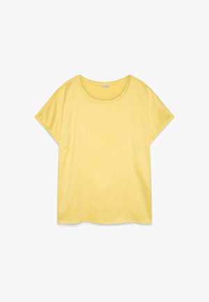 Gelbes, lockeres Damenoberteil mit kurzen Ärmeln und rundem Ausschnitt, aus glattem Stoff und mit minimalen Nahtdetails vor weißem Hintergrund.