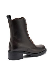 Botín de cuero marrón hasta el tobillo con punta redondeada, diseño con cordones, cordones marrones y tacón bloque medio. Textura suave y acentos minimalistas.