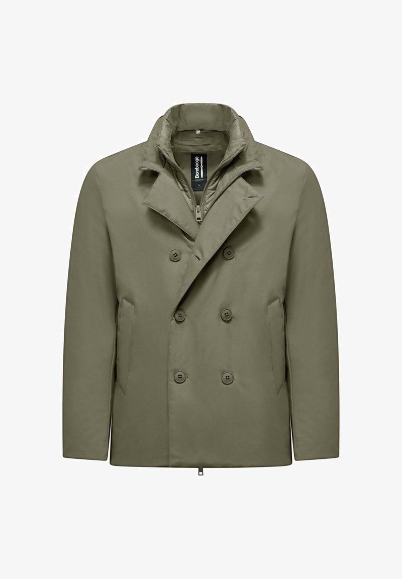 Oliwkowy, dwurzędowy płaszcz z klapami, zapinany na guziki, z dwiema bocznymi kieszeniami i dołączoną wewnętrzną warstwą zapinaną na zamek. Miękka, gładka tekstura.