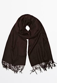 Écharpe marron en tissu doux, avec une texture lisse et de longues franges à chaque extrémité. Elle est enroulée en une boucle lâche.