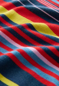 Pletená tkanina s horizontálnymi pruhmi v červenej, modrej, žltej a ružovej farbe. Mäkká textúra s hladkým povrchom a rôznymi šírkami pruhov.