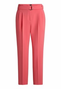 Koraalkleurige broek met een ceintuur taille, geplooide voorkant en taps toelopende pijpen. Gemaakt van een gladde stof, met een metallic gespaccent.