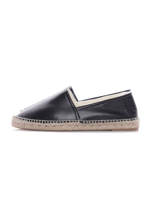 Espadrille en cuir noir avec une semelle en jute tressé, présentant un design à découpe basse et des coutures claires contrastantes le long des bords.