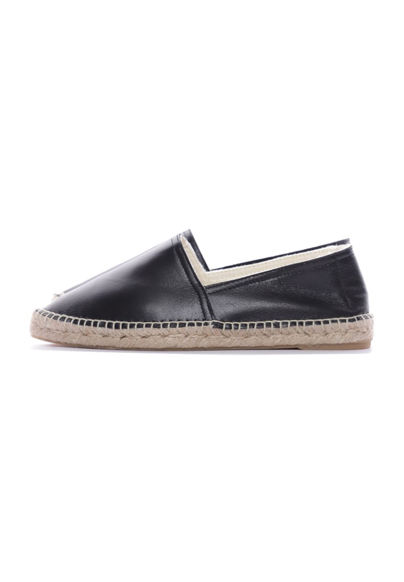 Espadrilla in pelle nera con suola in juta intrecciata, caratterizzata da un design a scollatura bassa e cuciture chiare a contrasto lungo i bordi.