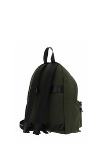 Sac à dos vert foncé avec bretelles noires réglables et une poignée de transport supérieure, vu de dos et légèrement de côté.