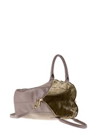Bruine leren handtas met gouden rits, open om de beige binnenvoering te tonen die bedekt is met het "Pierre Cardin" logo, en twee schouderhandvatten.