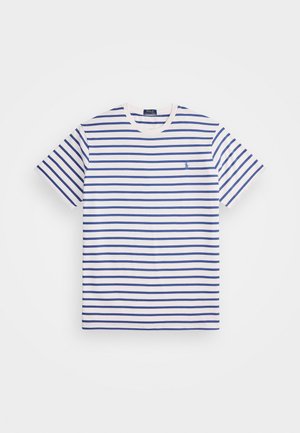 T-shirt rayé en blanc et bleu, avec des rayures horizontales, un col rond, des manches courtes et un petit logo sur le côté gauche de la poitrine.