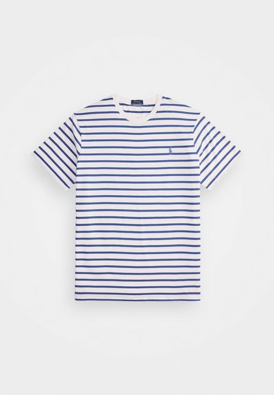 T-shirt riscada em branco e azul, com riscas horizontais, gola redonda, mangas curtas e um pequeno logotipo no peito esquerdo.
