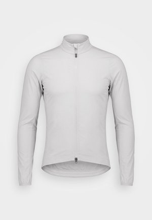 Pikakäiste, helehall jalgratturi jakk, millel on täielik eesmine tõmblukk ja kõrge krae, disainitud veidi pikema tagumise servaga.