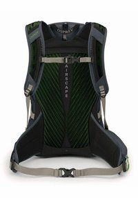 Sac à dos Osprey avec un panneau arrière en mesh vert et noir, des sangles ajustables et des accents gris. Dispose d'un design ergonomique et d'une boucle avant.