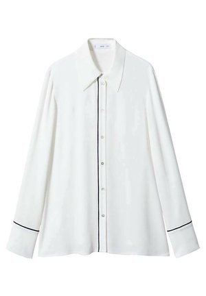 Biała koszula z długim rękawem na guziki z ostrym kołnierzykiem, czarnym obszyciem wzdłuż linii guzików i mankietów, prezentowana na jednolitym tle.