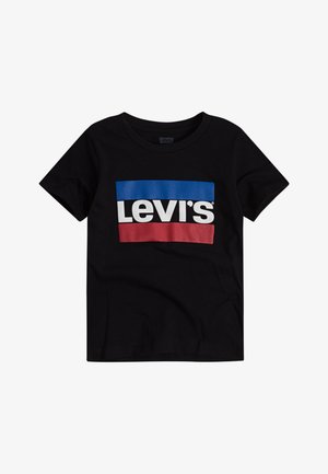 T-shirt in cotone nero con un audace logo Levi's in bianco, incorniciato da strisce orizzontali blu e rosse. Collo rotondo e maniche corte.