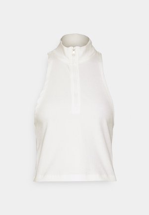 Biely rebrovaný crop top s vysokým golierom a krátkym zipsovým zapínaním. Tkanina má textúrovaný povrch a je priliehavý s čistým lemom.