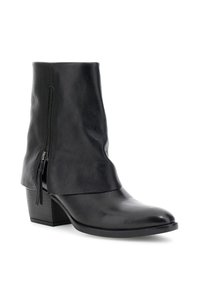Bota negra de cuero hasta el tobillo con cremallera lateral, punta redonda y tacón grueso sobre un fondo blanco liso.