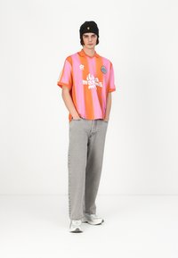 Pompeii STRIPES FOOTBALL - Apdrukāts T-krekls - pink