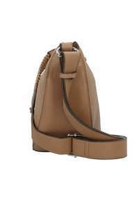 Bolso de mano de cuero marrón con acabado texturizado, una correa trenzada y una correa para el hombro ajustable. Presenta una silueta suave y hardware metálico.