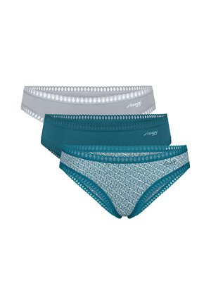 Trzy damskie bikini z koronkowym wykończeniem w kolorze zielonkawo-niebieskim jednolitym, zielonkawo-niebieskim z wzorem oraz jasnoszarym jednolitym, ułożone w stos z logo marki na każdym pasku w talii.